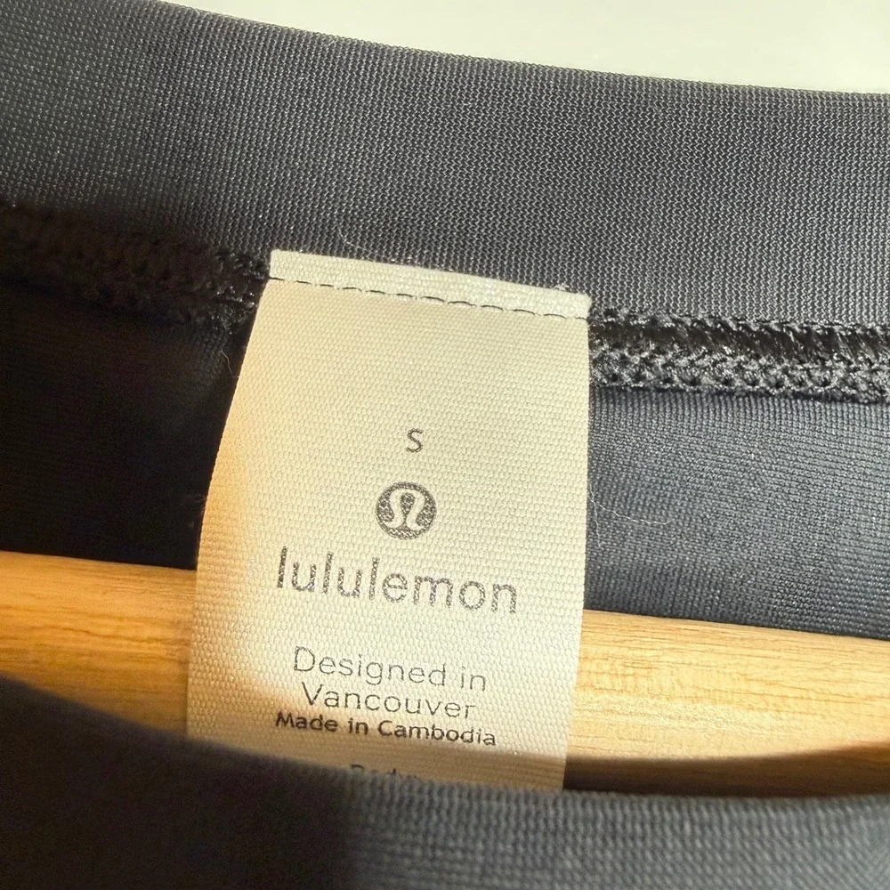 Lululemon Black Long Sleeve Athletic Top Women Size S Designed‎ in Vancouver